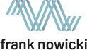 Ein Logo eines Unternehmens im Bereich der Lichtplanung, bestehend aus drei parallel verlaufenden hellblauen Linien, die eine vertikal ausgerichteten Zickzacklinie bilden. Darunter bildet sich die in schwarzen Kleinbuchstaben geschriebene Schrift „frank nowicki“ ab.