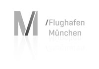 Ein graues, großes M, welches rechts von dem grauen Schriftzug Flughafen München ergänzt wird.